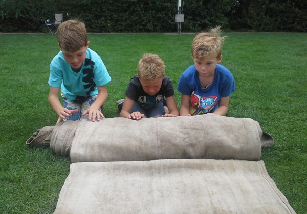 Samen opruimen. 
