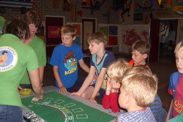 In het casino. 